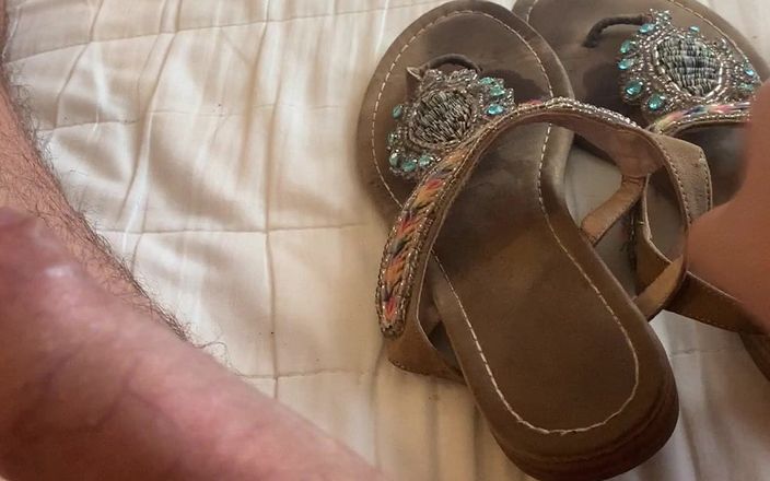 Curt&#039;s shoefucking adventures: Fucking a smelly used sandal from the front