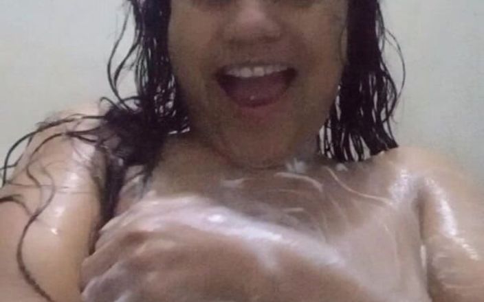 Soy Chica Sexy: Washing My Breasts