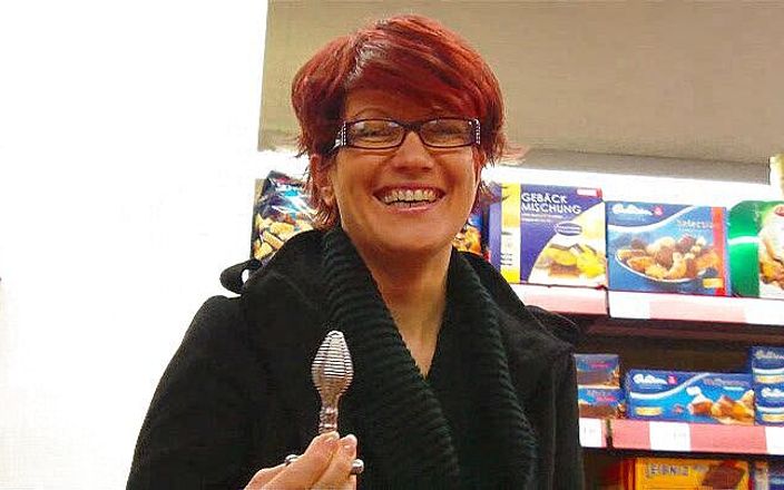 Popp Sylvie: Buttplug in the supermarket