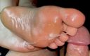 Zsaklin&#039;s hand and footjobs: Amateur Sexy Oiled Foot